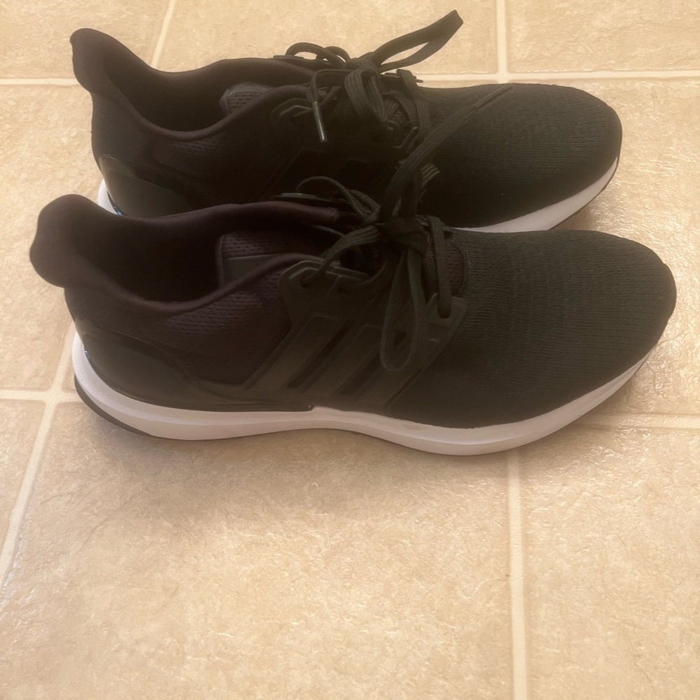 Women’s Adidas shoes - Picture 6 of 6